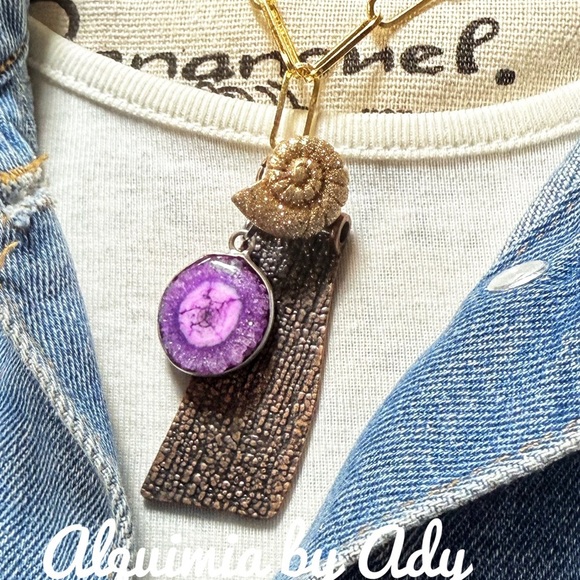Purple solar quartz and Gold Pendant Necklace - Picture 4 of 4